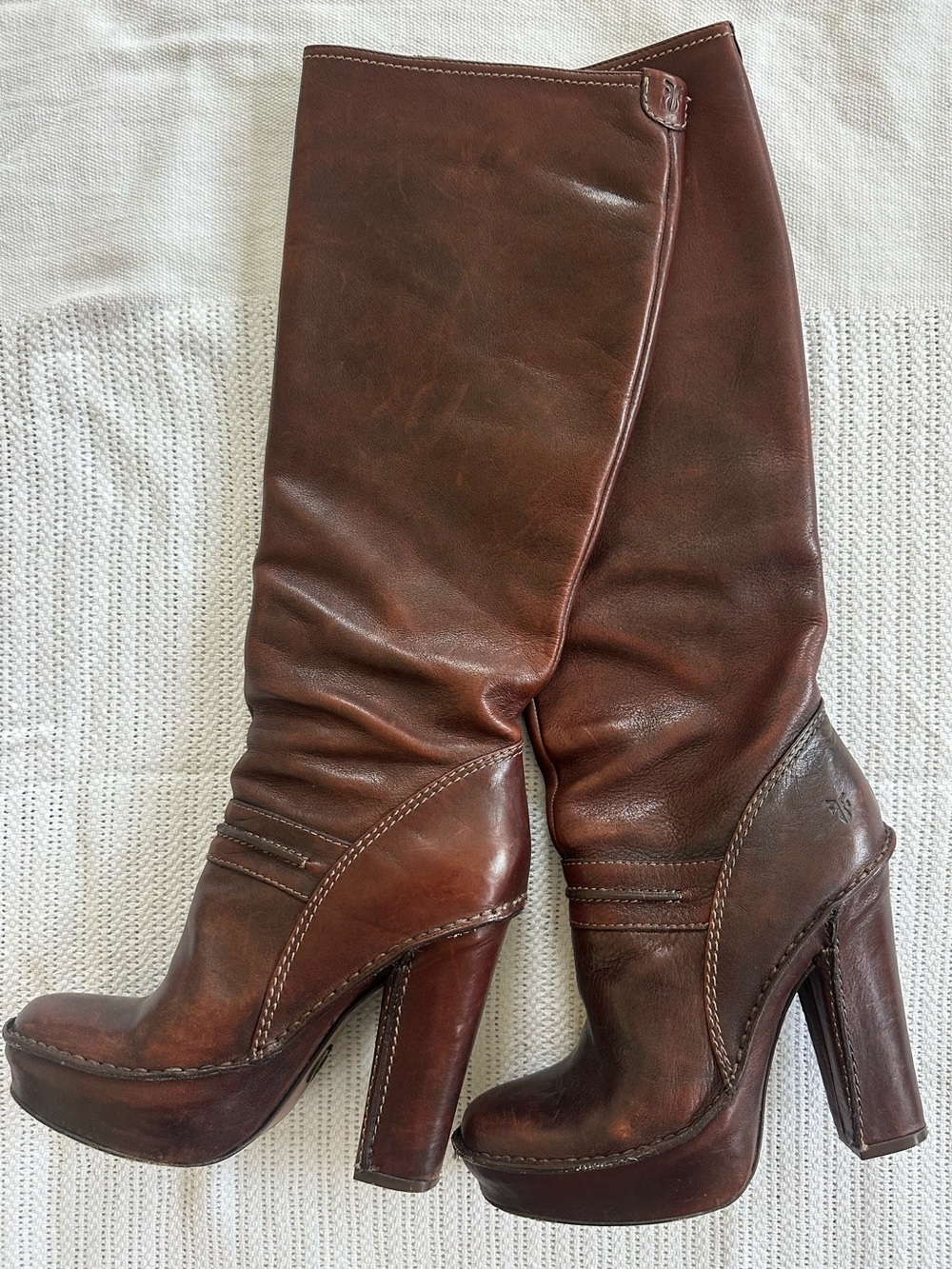 Frye Victoria Tall platform boot size 7. Amazing condition. 

#frye#riding